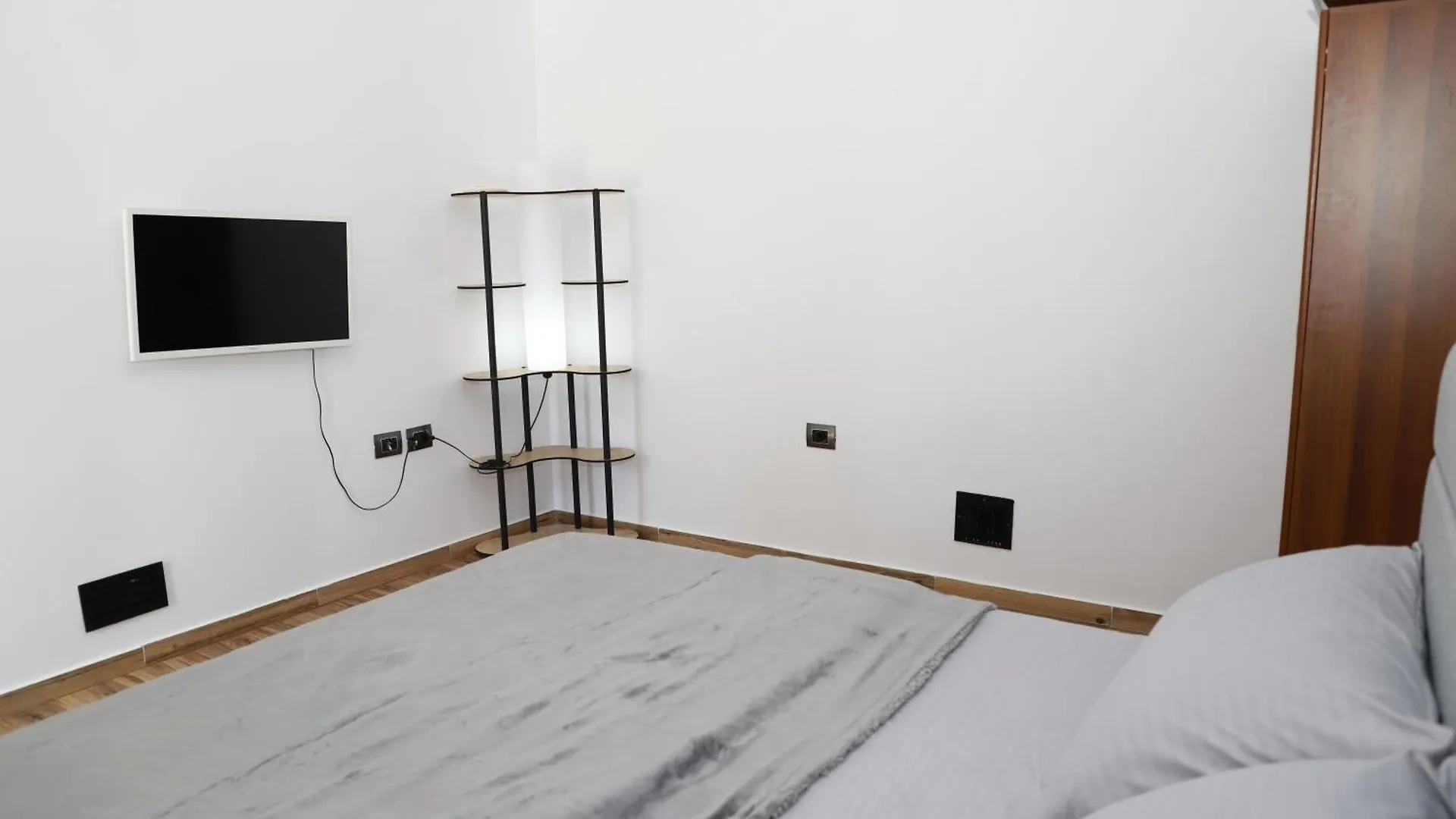 B&B Bed And Breakfast Isra - Garden Retreat 베라트